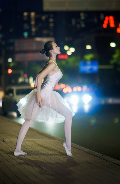 年轻球员在强强对话中顶住压力展现出超强心理素质，年轻人球队比赛